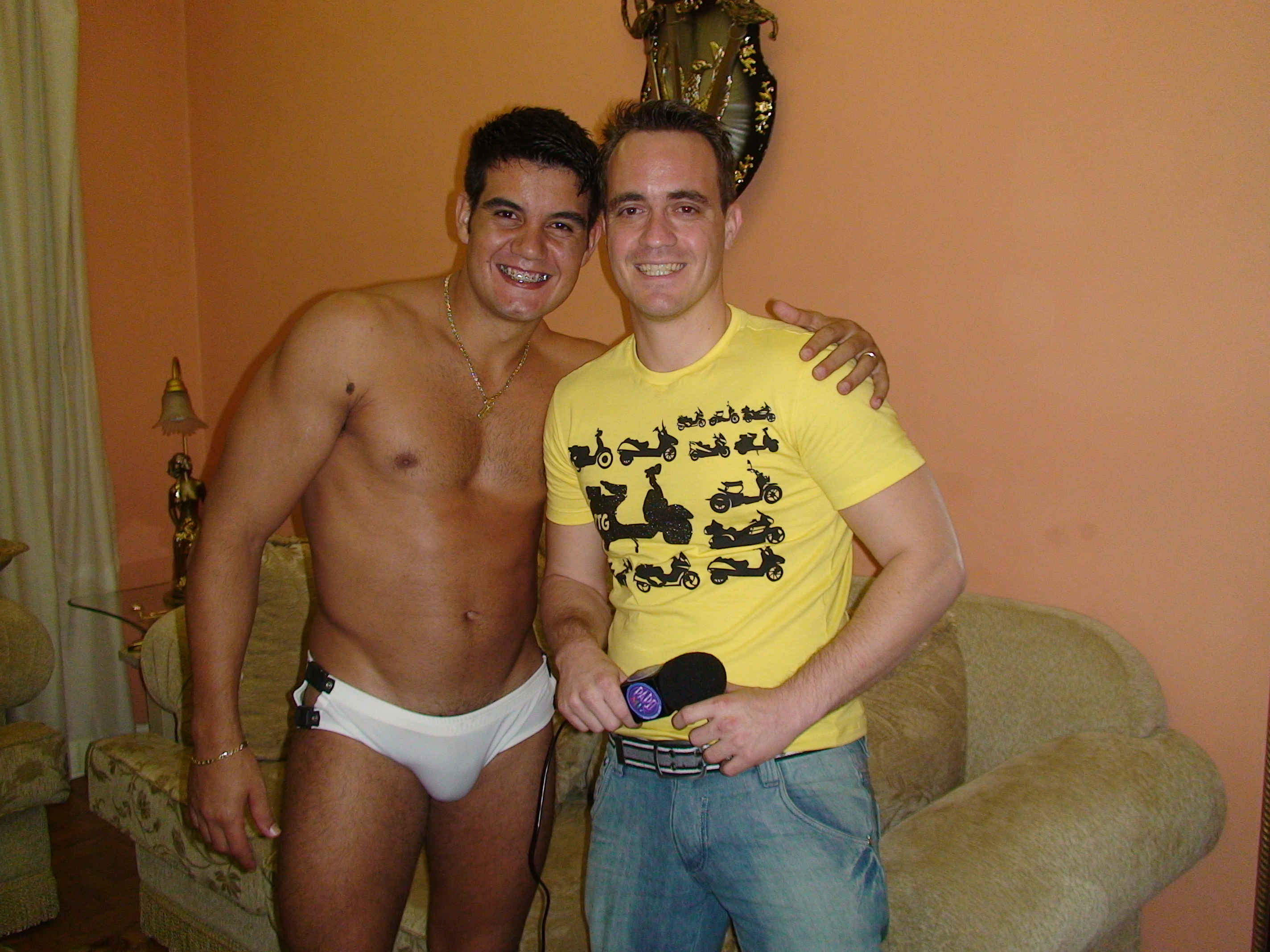 Photo of #TBTPapoMix – Lembre a visita do PapoMix na casa do stripper Yuri Gaúcho